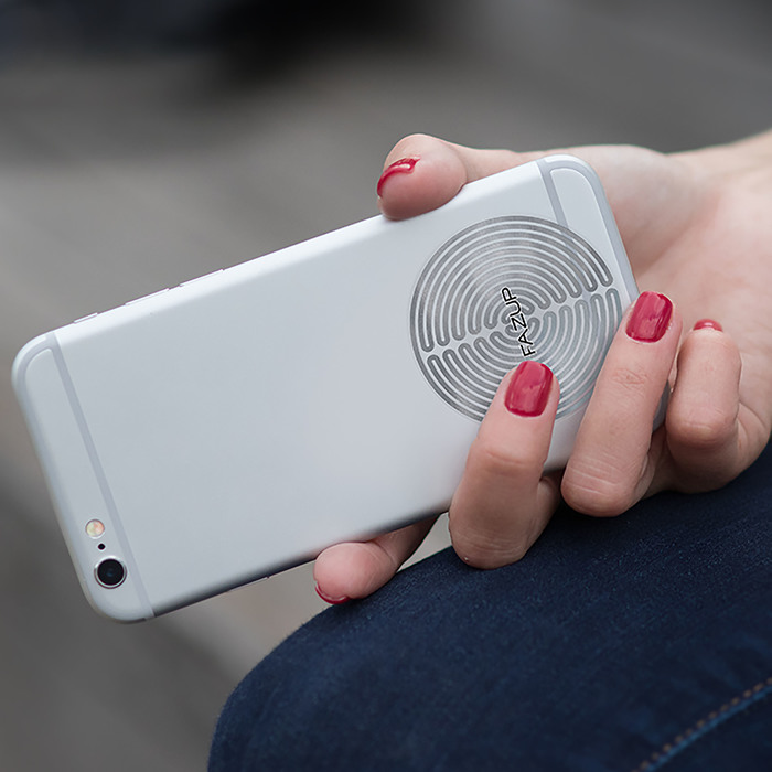 Smartphones: faut-il acheter des accessoires anti-ondes?